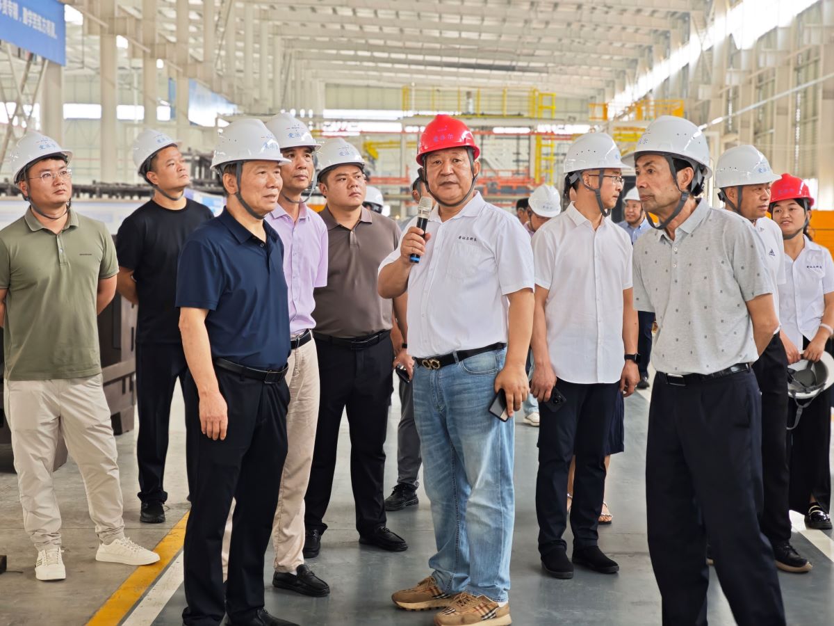 對標先進，共謀發(fā)展——新化縣企業(yè)家代表團赴婁星產(chǎn)業(yè)開發(fā)區(qū)考察學習